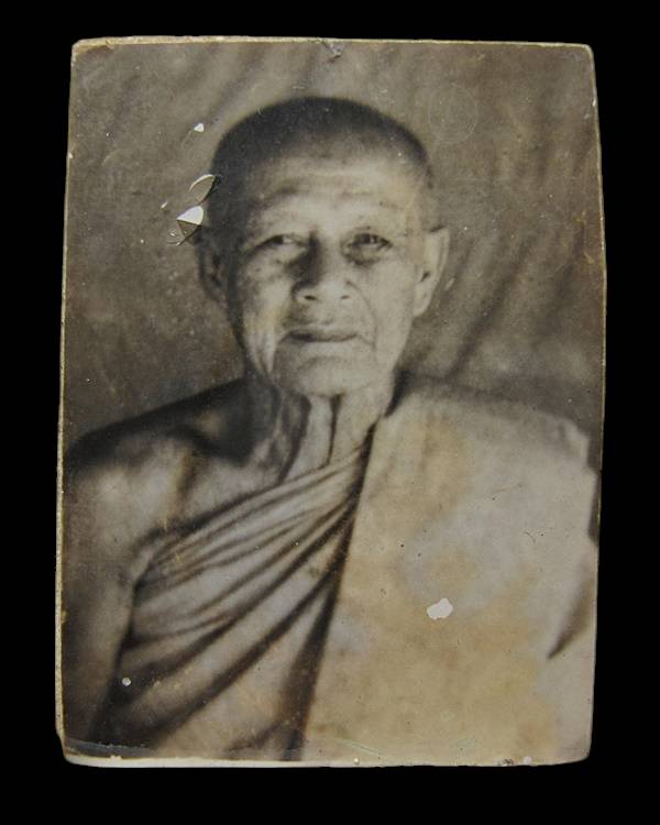 พระสมเด็จเกษไชโย ๙ ชั้น หลังรูปถ่าย หลวงพ่อโต๊ะ วัดสระเกษ จ.อ่างทอง ปี 2513