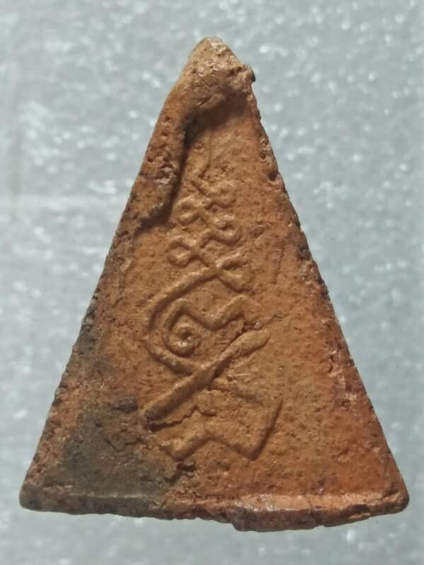 พระสมเด็จนางพญาเนื้อดิน หลังยันต์ 