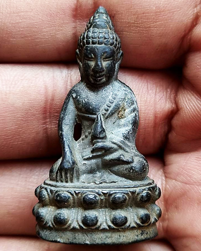 พระกริ่ง เนื้อโลหะ น้ำหนักหน่วงมือ กริ่งไม่ดัง สูง 4.5 ซ.ม. ไม่ทราบที่ พระบ้านเก่าเก็บ หลายสิบปี