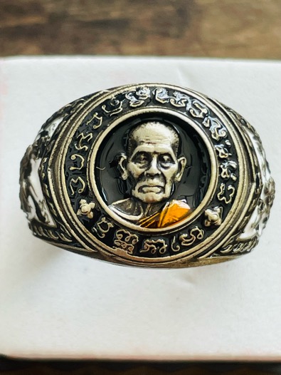 แหวนหลวงพ่อพัฒน์ วัดห้วยด้วย รุ่น รวยชนะจน เนื้ออัลปาก้าซาติน ลงยาลายเสือขาว หมายเลข ๘๓๕ ฟรีไซร์ 