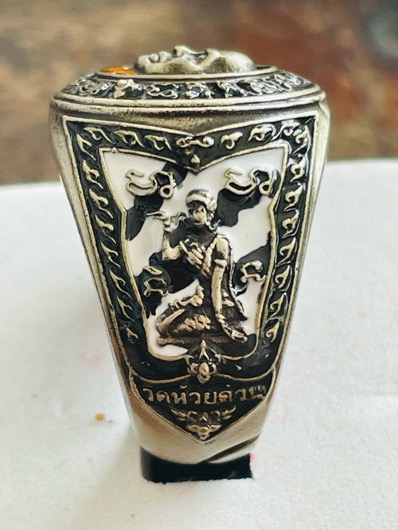 แหวนหลวงพ่อพัฒน์ วัดห้วยด้วย รุ่น รวยชนะจน เนื้ออัลปาก้าซาติน ลงยาลายเสือขาว หมายเลข ๘๓๕ ฟรีไซร์ 