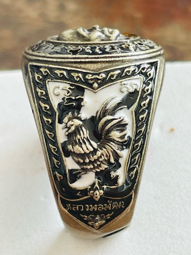 แหวนหลวงพ่อพัฒน์ วัดห้วยด้วย รุ่น รวยชนะจน เนื้ออัลปาก้าซาติน ลงยาลายเสือขาว หมายเลข ๘๓๕ ฟรีไซร์ 