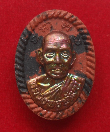 พระผงดวงรวยชนะจน หลวงพ่อพัฒน์ วัดห้วยด้วน จ.นครสวรรค์ เนื้อผงพุทธคุณ หน้ากากทองแดง หมายเลข ๑๑๗๑ 