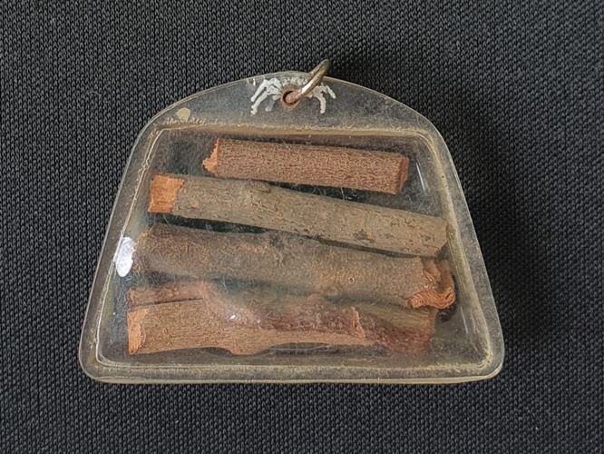 ไม้มงคลผ่านการปลุกเสก ไม่ทราบที่ เหลี่ยมเก่าพร้อมขึ้นคอ