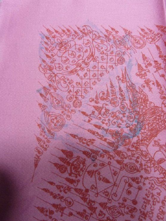 หลวงปู่กาหลง เขี้ยวแก้ว ผ้ายันต์พระลักษณ์หน้าทอง 9 พระพักตร์ รุ่น ปี 50 สีชมพู NO170-1