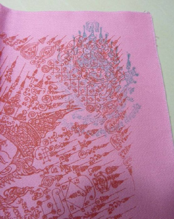 หลวงปู่กาหลง เขี้ยวแก้ว ผ้ายันต์พระลักษณ์หน้าทอง 9 พระพักตร์ รุ่น ปี 50 สีชมพู NO170-1