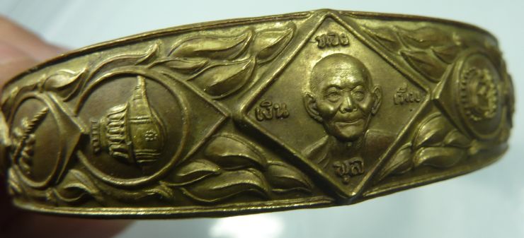 กำไล หลวงพ่อพูล วัดไผ่ล้อม นครปฐม รุ่น อาภรณ์แห่งมหาโชคลาภ หรือกำไลนวมงคลหัตถาภรณ์ 