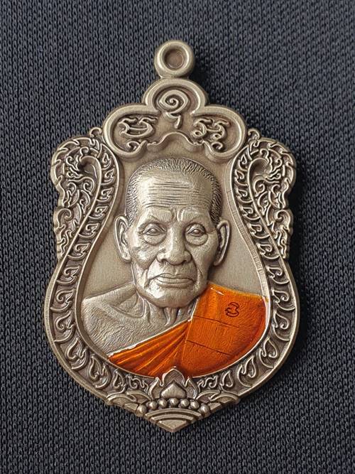 เหรียญเสมาโชคมหาอำนาจ หลวงพ่อพัฒน์ วัดห้วยด้วน เนื้ออัลปาก้าซาติน ลงยาจีวร หมายเลข ๙๒ พร้อมกล่อง