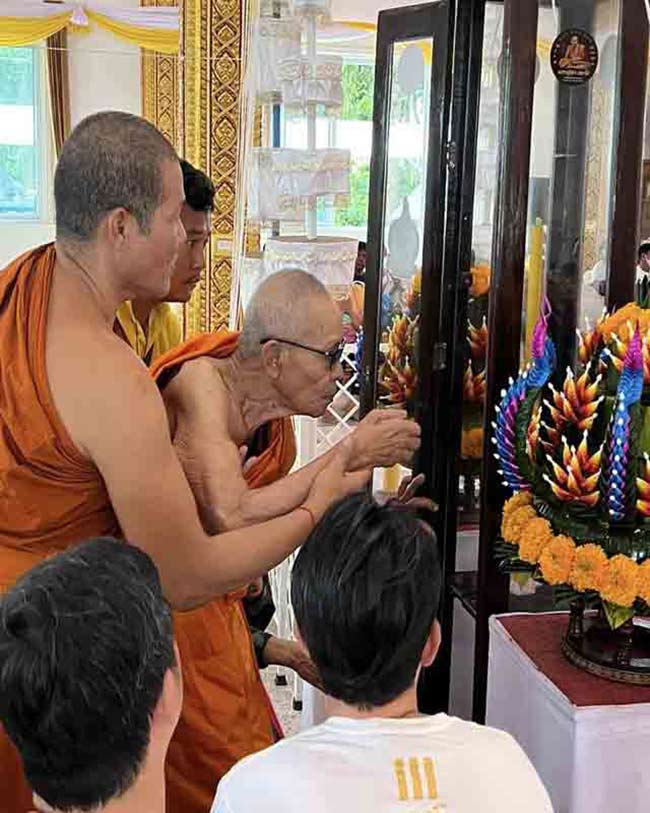 หลวงปู่เฮง วัดบ้านบ้านด่านช่องจอม สุรินทร์ 2 องค์
