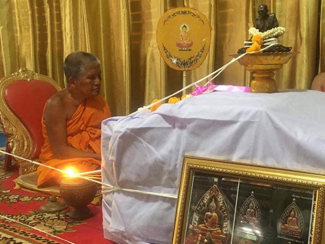 เหรียญเจ้าสัวพุทธศิลป์ รวยพันล้าน พระอาจารย์สัญญ(คง) กมมฺสุทโธ วัดกลางบางแก้ว เนื้อทองแดงผิวรุ้งลงยา