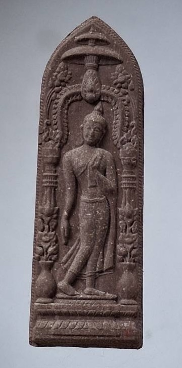 พระลีลากำแพงนิ้ว หลวงปู่นาม วัดน้อยชมภู่ จ.สุพรรณบุรี ปี2555 เนื้อผงว่านชานหมาก พร้อมการ์ดเดิมๆ