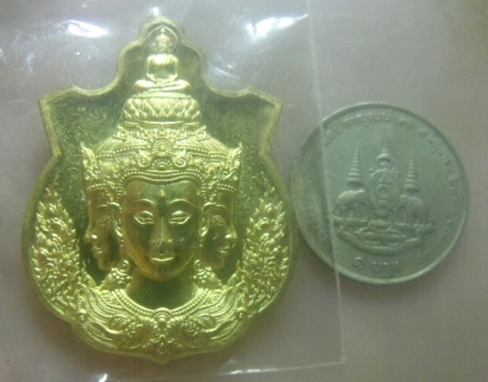 **เบาๆ**เหรียญพระเหนือพรหม รุ่น๑ วัดพระธาตุจอมแจ้ง รุ่นพรหมเหนือดวง อ.พาน จ.เชียงราย ปี๒๕๖๓**ตอกโค้ด