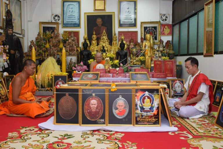 เหรียญเสริมบุญ สมเด็จพระพุฒาจารย์ (โต พฺรหฺมรํสี) วัดระฆัง อุปถัมภ์ ปี 2566 เนื้อทองรมดำ หลังเรียบ