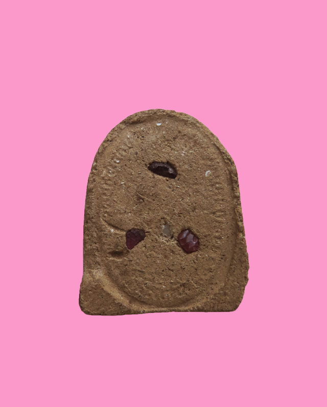 พระปิดตา หลังฝังพลอย