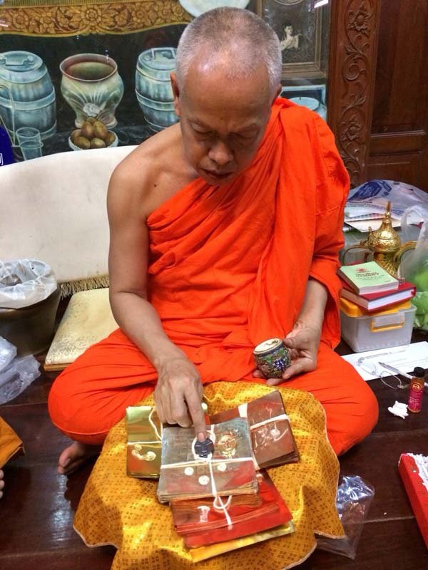 เหรียญหล่อรูปเหมือนรุ่นแรก เนื้อนวะโลหะ พระมหาสุรศักดิ์ วัดประดู่ฯ สมุทรสงคราม เลข 1506 LP.Surasak