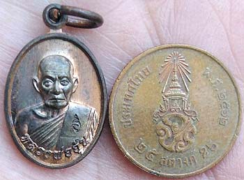 *เหรียญเม็ดแตง รุ่นแรก ปี๒๕๔๘ หลวงพ่ออุ้น วัดตาลกง เพชรบุรี เนื้อนวโลหะ*