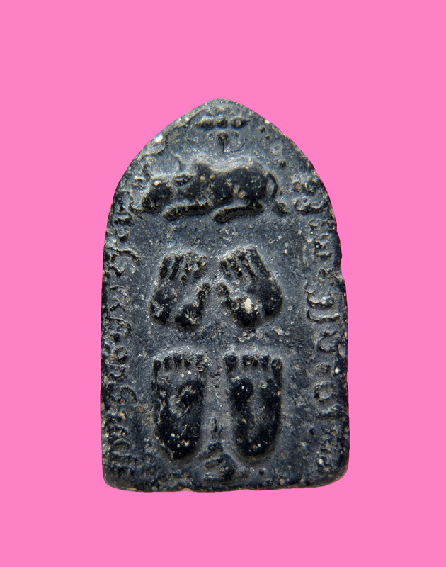 รูปเหมือน ไม่ทราบหลวงพ่อ หลังมี วัว ฝามือ ฝาเท้า และกระต่าย