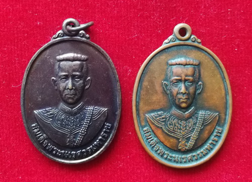 สมเด็จพระนเรศวรมหาราช หลัง พระพุทธชินราช วัดพระศรีรัตนมหาธาตุ พิษณุโลก เนื้อทองแดง รวม 2เหรียญ
