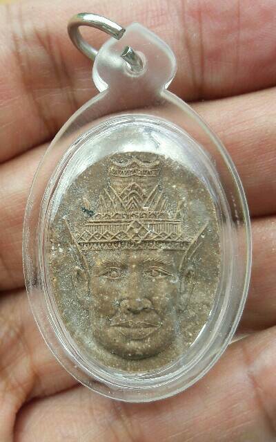 เศียรฤาษีพ่อแก่ หลวงปู่หงษ์ พรหมปัญโญ วัดเพชรบุรี จ.สุรินทร์ เนื้อผงผสมชานหมาก ปี 2537 เคาะเดียว