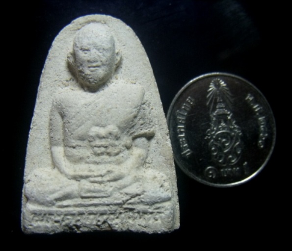 **เบาๆ**พระผงรูปเหมือนหลังยันต์ หลวงปู่เผือก วัดกิ่งแก้ว จ.สมุทรปราการ**สวยๆ เชิญชมครับ