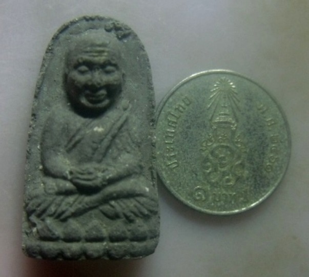 **เบาๆ**หลวงปู่ทวด เนื้อว่าน พิมพ์พระรอด อ.แดง วัดไร่ จ.ปัตตานี**หลังปั๊มโค้ด สวยๆ 