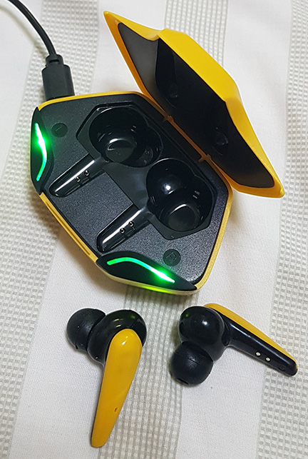 หูฟังบลูทูธเกมเมอร์ TWS Magic Power Lamp สีเหลืองดำ สุดเท่ห์ ของใหม่ พร้อมคู่มือและสายชาร์จ