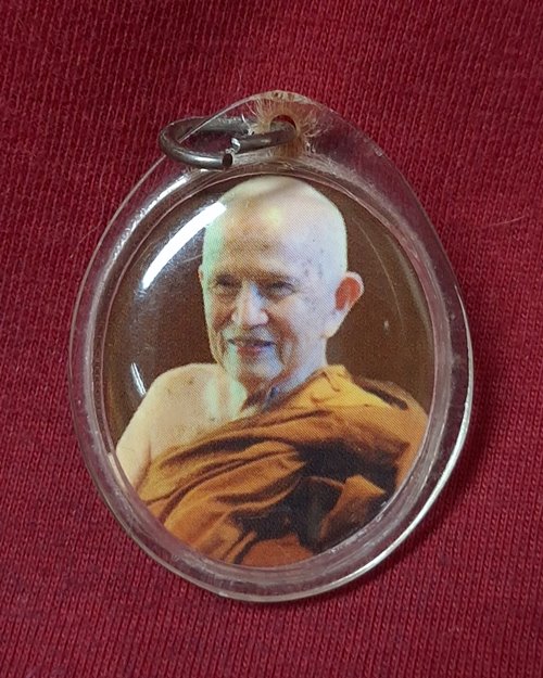 รูปพิมพ์หลวงปู่บุญฤทธิ์ ปณฺฑิโต หลังติดจีวร ที่พักสงฆ์สวนทิพย์ ปากเกร็ด จ.นนทบุรี