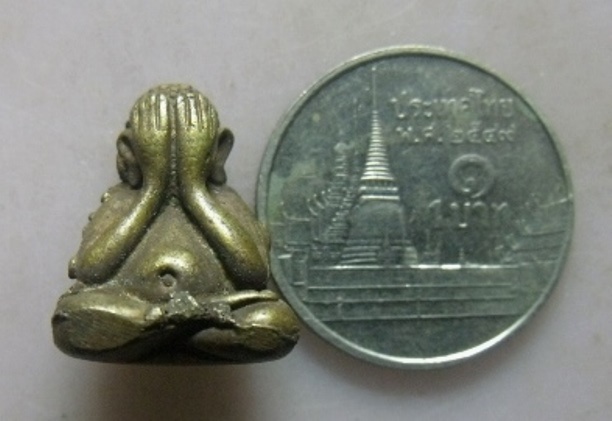 **เบา​ๆ​**พระปิดตาลอยองค์หลังยันต์ยุ่ง เนื้อทองผสม เก่าๆ ไม่ทราบที่**สวยๆ เชิญชมครับ