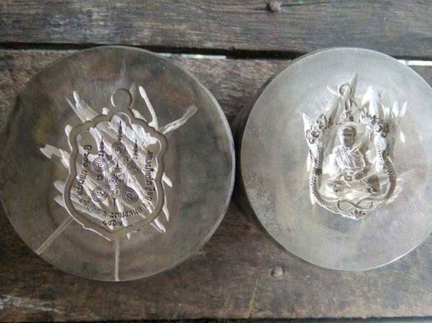 เหรียญเสมาพญานาคหลวงปู่หมุน รุ่นปลดหนี้ ปี2561(หลวงปู่อุดมทรัพย์)ทองแดงรมดำหน้าทองฝาบาตร เลข3247+กล่