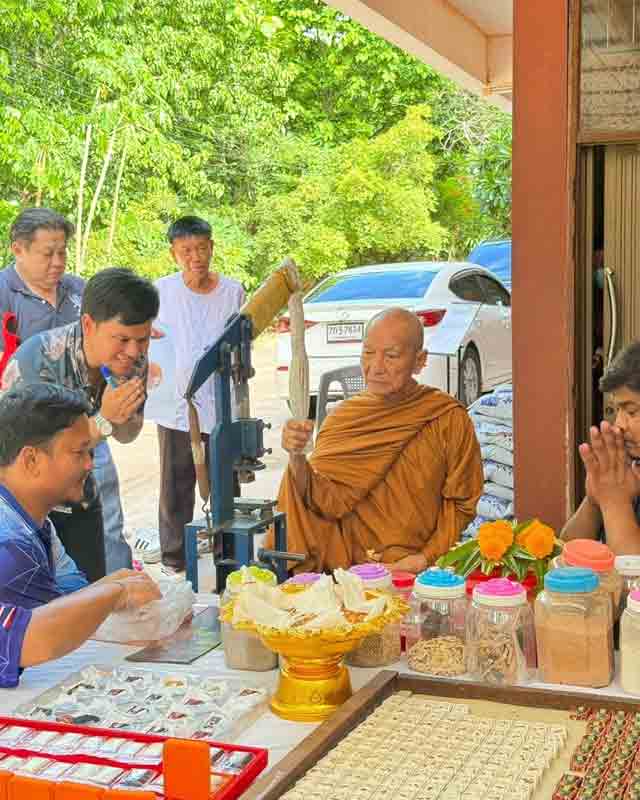 พระสมเด็จ จักรพรรดิมหาเศรษฐี หลวงปู่จื่อ พันธมุตโต วัดเขาตาเงาะอุดมพร จ.ชัยภูมิ