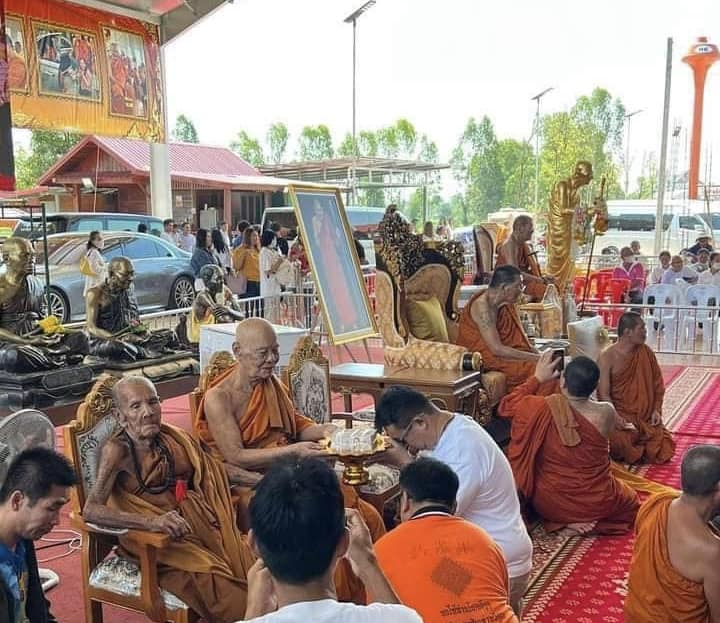 เหรียญ"เจริญพรบน" วาระ8รอบ(วัดสร้าง) หลวงปู่ขำ เกสาโร วัดหนองแดง จ.มหาสารคาม หลวงปู่ศิลา ปลุกเสก 
