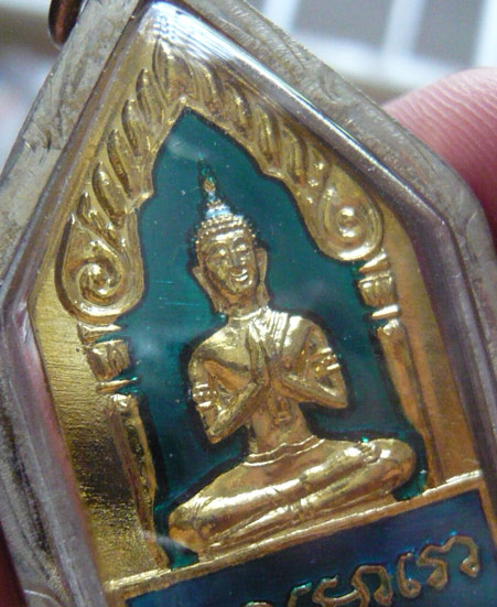 หลวงปู่แผ้ว ปวโร ขุนแผนเนื้อทองแดงกะไหล่ทองลงยา สีเขียว พ.ศ. 2549