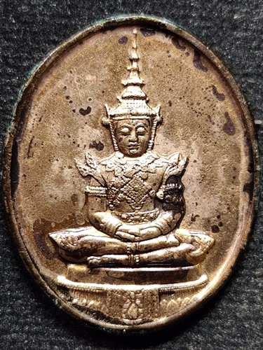 เหรียญพระแก้วมรกต รุ่นฉลอง 200 ปีกรุงรัตนโกสินทร์ สร้างเมื่อ พ.ศ.2525 เกจิอาจารย์นับร้อยจากทั่วประเท