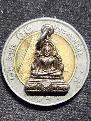 วัดท่าหลวง จ.พิจิตร  เหรียญตัดชิด หลวงพ่อเพชร 