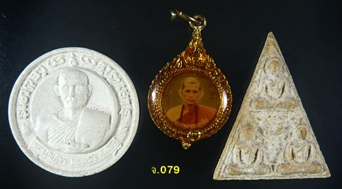  ยกชุด พระผงโก๋ เนื้อผงพุทธคุณหลวงพ่อทองกลึง วัดเจดีย์หอย 