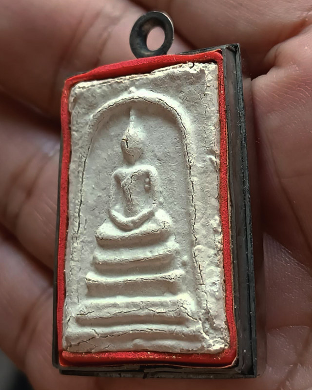 สมเด็จเนื้อผงหลังตรายาง พระบ้านเก่าเก็บหลายสิบปี ไม่ทราบที่ ขนาดประมาณ 3.8 x 2.5 ซ.ม. พร้อมตลับเสตนเ