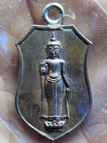 วัดธรรมามูล ชัยนาท  เหรียญหลวงพ่อธรรมจักร รุ่นมหาพุทธานุภาพ สองราช เนื้อทองแดงห่วงเงิน ย้อนยุคปี 249