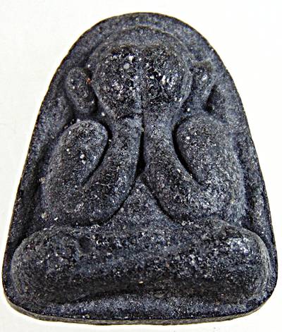 ๒๐ พระปิดตาเนื้อผง