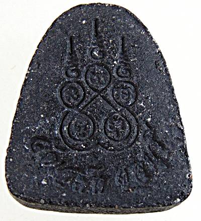 ๒๐ พระปิดตาเนื้อผง