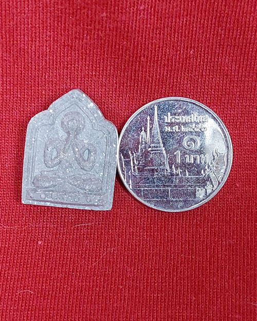 พระปิดตาเนื้อผง พิมพ์ห้าเหลี่ยม หลังยันต์สาม (ไม่ทราบที่)
