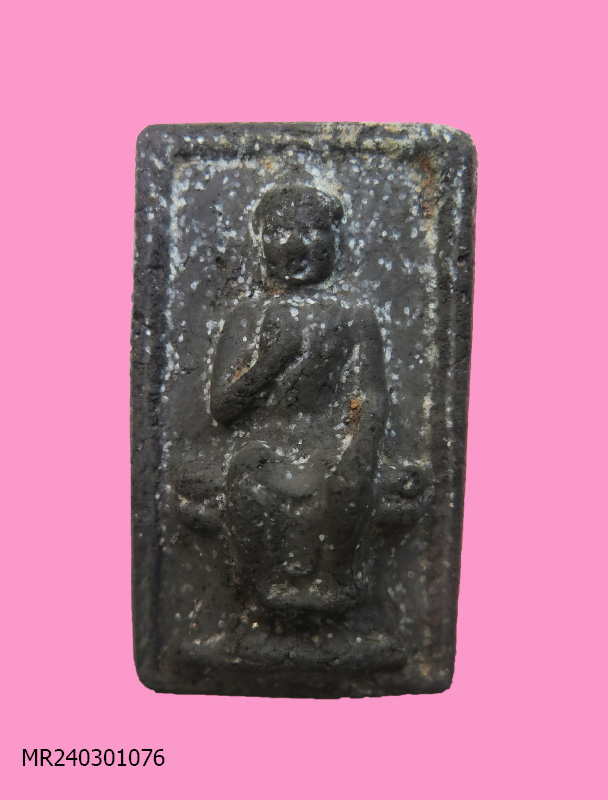 พระทราวดี เนื้อดิน