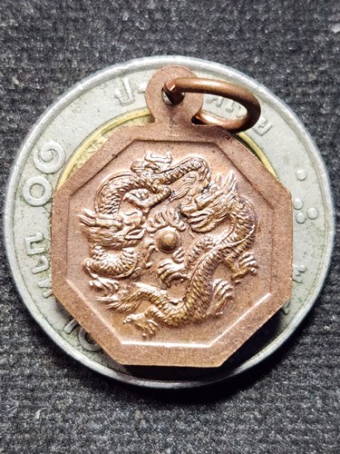 วัดเขาตะเครา จ.เพชรบุรี  เหรียญแปดเหลี่ยมเล็ก หลวงพ่อทอง หลังมังกรคู่