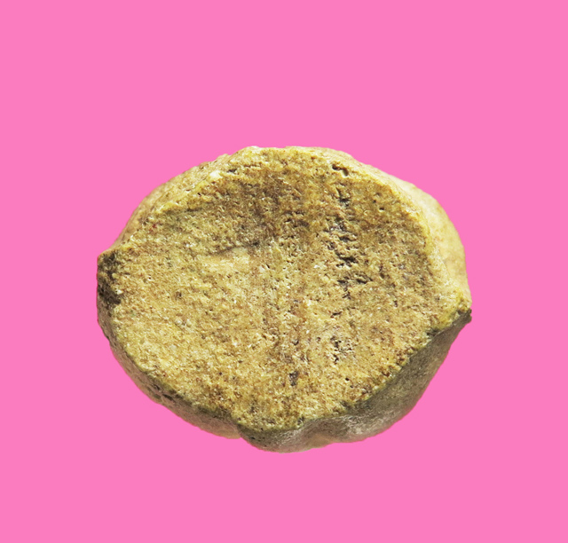 ปิดตา ขนาดสูง 1.8 ซม. พระน่าจะฝังอะไรไว้ มีน้ำหนัก