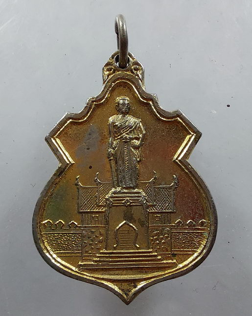 " เหรียญ ย่าโม ท้าวสุระนารี จ.นครราชสีมา ปี 2517 กะไหล่ทอง สวยๆครับ "
