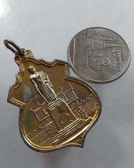 " เหรียญ ย่าโม ท้าวสุระนารี จ.นครราชสีมา ปี 2517 กะไหล่ทอง สวยๆครับ "