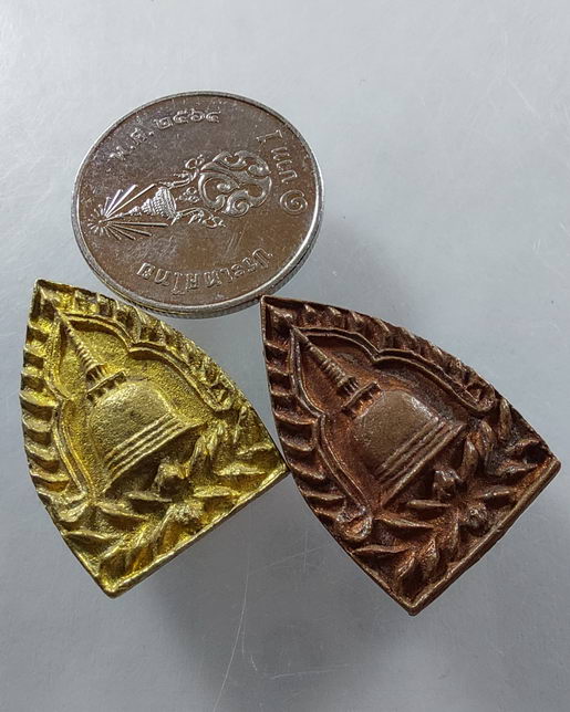 " เหรียญหล่อ เจ้าสัวศรีวิชัย วัดพระมหาธาตุวรมหาวิหาร จ.นครศรีธรรมราช ปี 2556 พิมพ์เจดีย์เล็ก 2 องค์