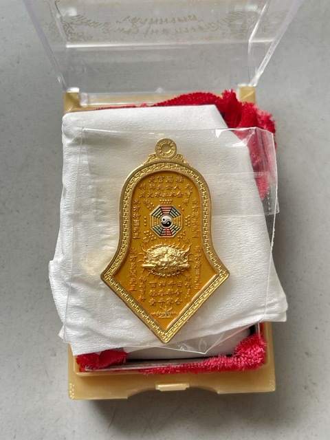 เหรียญกันชง พิมพ์ใหญ่ หลวงพ่ออิฎฐ์ วัดจุฬามณี เนื้อมหาชนวน กะไหล่ทอง ลงยาสีเหลือง