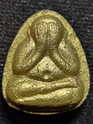 วัดชายนา เพชรบุรี พระปิดตามหาลาภ  กรรมการลงทอง หลังจารมือยันต์นะ ปี 2550 เนื้อดินสีดำ 