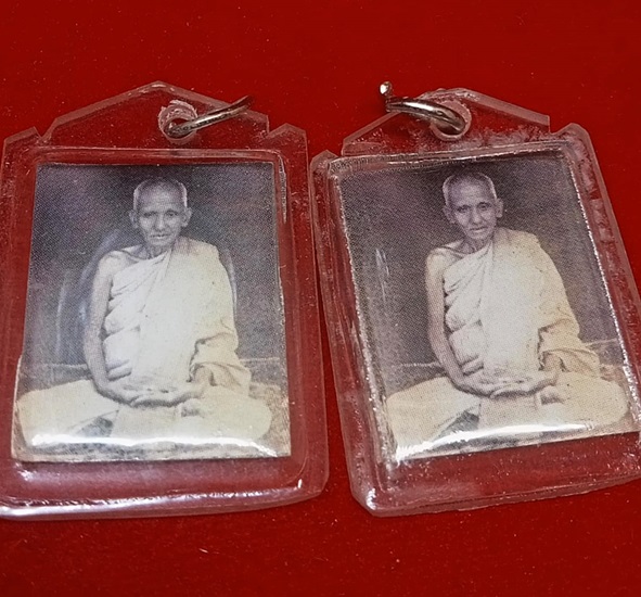 รูปพระเกจิไม่ทราบที่ มี2 รูป เลี่ยมพลาสติกไว้