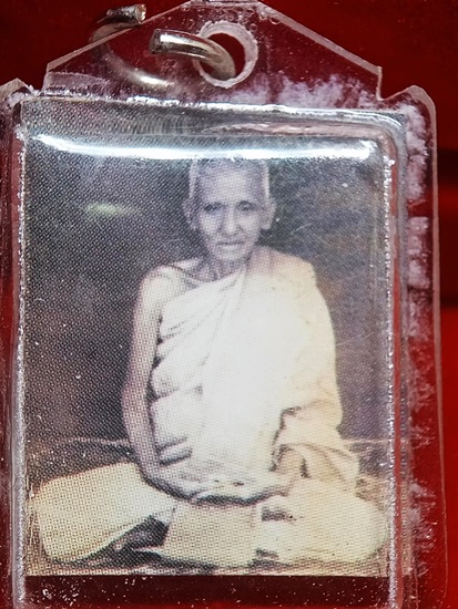 รูปพระเกจิไม่ทราบที่ มี2 รูป เลี่ยมพลาสติกไว้